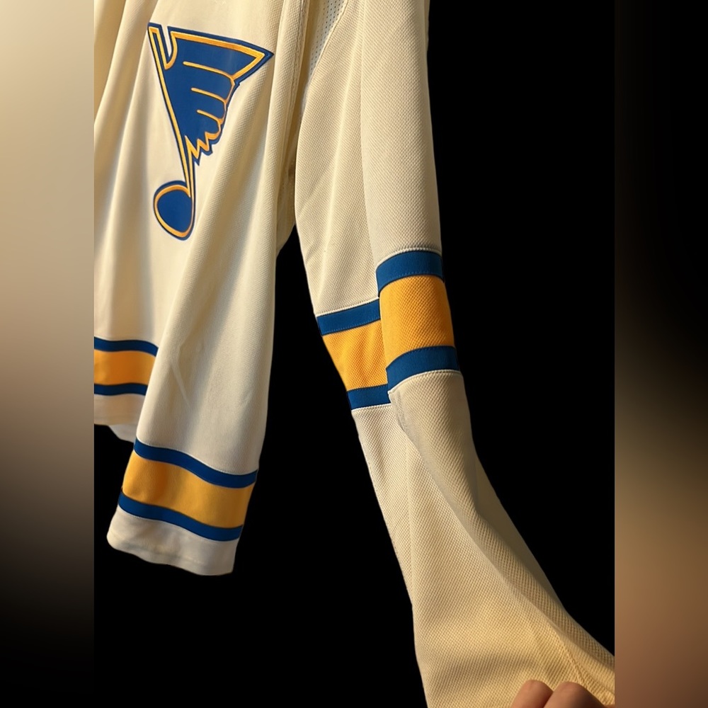 *SOLD* Men’s St. Louis Blues Winter Classic Hockey Jersey - Picture 6 of 14